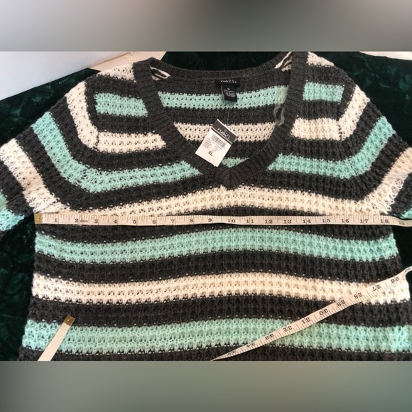NWT Tri-Colored Pull Over Sweater from Rue21 Size Large - Picture 7 of 9